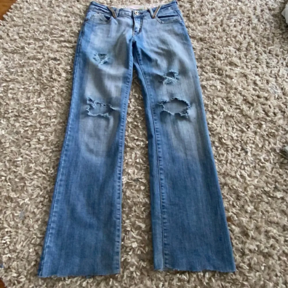 Superfina lågmidjade Bootcut jeans! Köpa på plick säljer då de ej kommer till användning❤️Midjemått 37 och de passar mig som är 160😍. Jeans & Byxor.