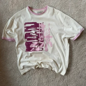 Moremoneymorelove oversized boxy t-shirt - Bra skick, endast använd ett fåtal gånger. Storlek XL, men sitter som en oversized boxy L. Meddela innan köp