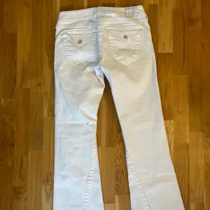 Vita lågmidjade true religion jeans💕 Säljer då dem är för stora för mig. Finns inga hål eller fläckar på jeansen!!