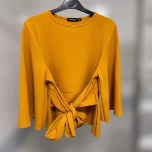 Topp - Jättefin topp för fest eller vardagen om du känner för det!! Du kan knyta den hur du vill!! Aldrig använd från Boohoo i storlek 42 men lite liten i storleken!