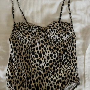Leopard korsett topp/body - Leopardmönstrad body, korsett-stil med kupor. Stretchigt och skönt material. Bra skick🐆✨