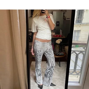 Tshirt  - Såå fin tshirt med tajt midja🙏🏽🌺🌺 jättefin nu till sommaren och vår 💕NY!