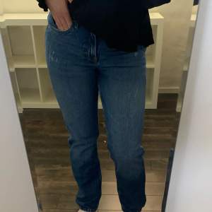 🌸✨Blåa jeans med fin färg inför sommaren tillsammans med en vit blus eller skjorta✨🌸  Blåa jeans ifrån HM i storlek 40  Normalhög midja 