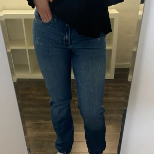 Blåa jeans  - 🌸✨Blåa jeans med fin färg inför sommaren tillsammans med en vit blus eller skjorta✨🌸  Blåa jeans ifrån HM i storlek 40  Normalhög midja 