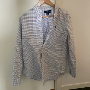 Ralph lauren skjorta  - Storlek 20 ( S/M )  Riktigt snyggt vit/blå randig mönster Mycket fint skick 9/10 Fler frågor eller funderingar hör av dig!  