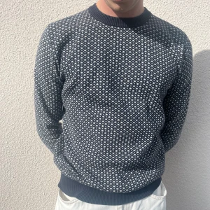 Tjocktröja herr - Superfin blåvitmönstrad tjocktröja från Jack & Jones premiumkollektion!! Storlek S, modell på bild är 1.78 och brukar bära S/M och det passar fint! Nypris 700kr. I mycket fint skick! Skriv vid frågor🫶
