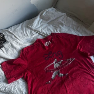 Graphic tshirt - röd - Skitsnygg röd tshirt med coolt tryck. Vintage i bra skick. Storlek M. Skriv för mer information, fler bilder eller mått💋💋