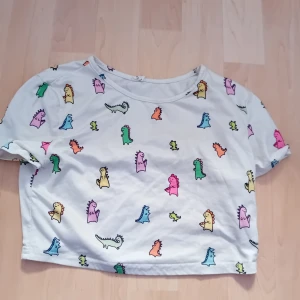 Crop top - Hej! Jag säljer denna coola tröja i storlek XS som passar 11-12-åringar. Den är i jättebra skick och redo att användas! Priset är 30 kr och köparen står för fraktkostnaden.