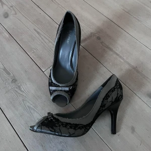 Stilettklack spets - Säljer dessa klackskor i storlek 39 med öppen tå! Gammal sko i okej skick. Säljer pga för liten storlek för mig😊 Skriv för mer bilder eller andra frågor! 