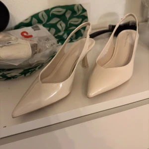 Klackskor  - Cream/ beige färgade klackskor, storlek 38 från shein. Endast testade.