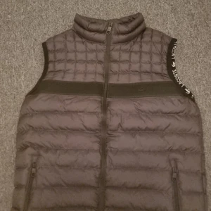 Lacoste väst - Har använt några gånger. Mycket bra kvalite och mycket skön. Är sälsynt, svårt att hitta Stockholm/Botkryka  Storlek L/M Pris kan diskuteras!