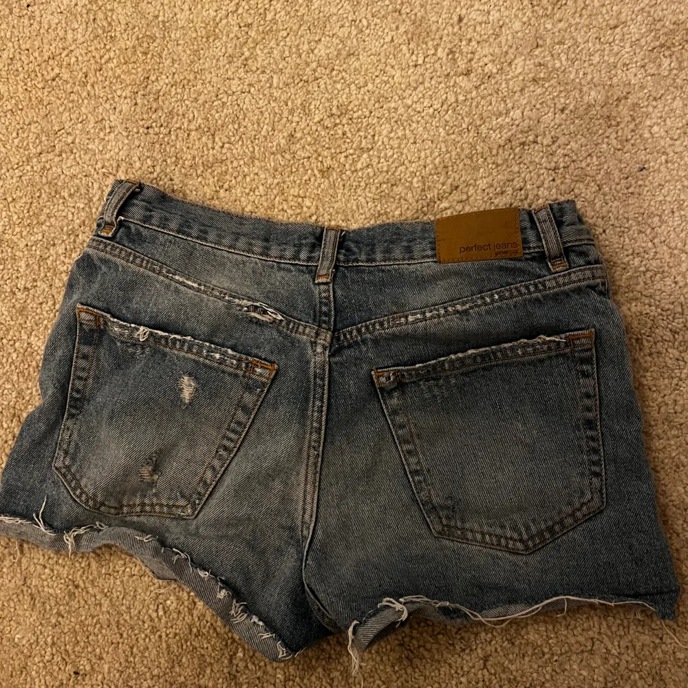 Jeans shorts med slitna detaljer från Gina tricot! Använda men i väldigt bra skick. Shorts.
