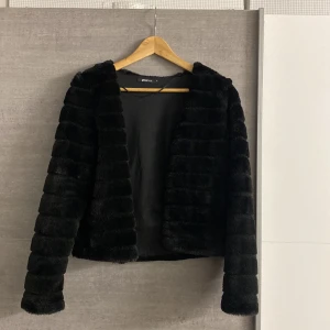 Pälsjacka  - Svart pälsjacka, snygg, Skönt och fin