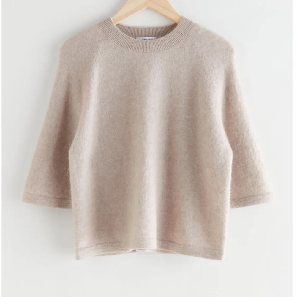 Säljer denna jättefina tröja från other stories💗 Skulle säga att den är i väldigt bra skick, då den inte har kommit till så mycket användning! Storlek S💗 Köparen betalar för frakt!😊. Tröjor & Koftor.