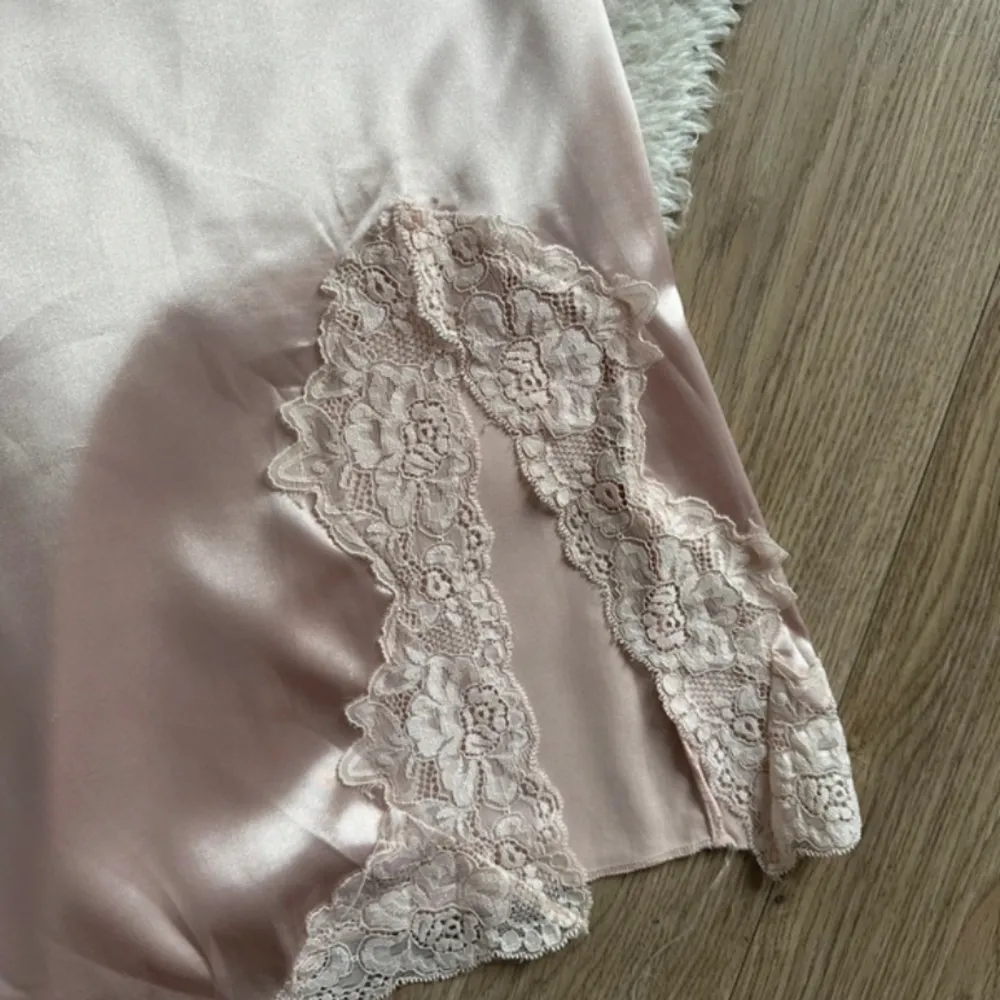 Så söt satin silk lace spets topp som säkert även funkar som mycket kort klänning! I princip som ny 💕 OBS! Kan posta redan idag 18/4. Toppar.