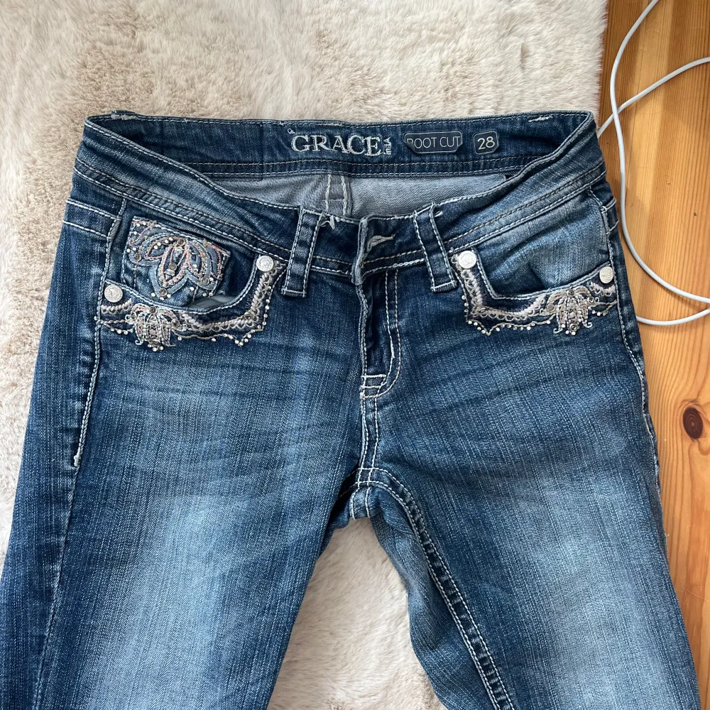 super söta jeans som tyvärr inte kommer till användning. de är köpta secondhand men jag har inte märkt några defekter! de är bootcut och lågmidjade❤️ mått: innerbenslängd 83cm o midja 37 rakt över!. Jeans & Byxor.