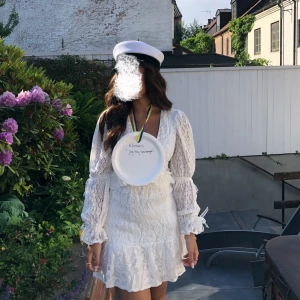 Studentklänning med spets och volang - Säljer min fina studentklänning. Endast använd 1 gång. Stl 40, men mindre i stl 36 och passar 38/34. Har stl 34/36 och är 164 cm. Den är lite sydd vid bröstöppningen och banden på ärmarna är klippt kortare. Kan ta fler bilder om önskas. 69kr frakt 💕