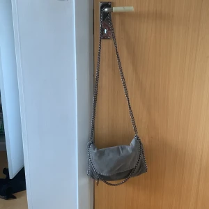 Grå väska - Använde väskan mycket i somras, men inga större skador eller fläckar! Skriv gärna prisförslag så jag vet hur mycket du kan tänka dig att ge!❣️❣️