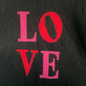 Svart stickad tröja  - ”LOVE” väldigt lite nopprig men inget som inte går att få bort! 