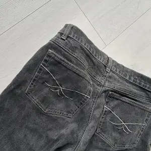 Grå svarta jeans med snygg detalj på bakfickorna, har sprättat upp dom vid fötterna för extra längd! 170 o passar perfekt i längden🩷