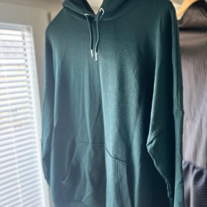 Mörkgrön huvtröja - Tröja i nyskick, något oversize