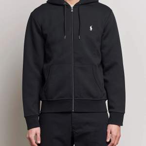 Ralph lauren zip hoodie i storlek S och fint skick, inköpt på NK, bytes mot samma modell i M eller L Alla färger funkar