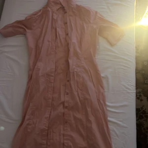 ”skjort-klänning” - har samma material som en skjorta. beige knappar