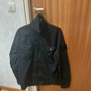 Stone island overshirt  - Ta chansen nu att köpa en nästan helt ny Stone island overshirt som är hur stillig och fräsch som helst, cond på den är 9/10 och säljer den på grund av att jag fick den i present men har ganska mycket likadant i garderoben. Skriv vid intresse