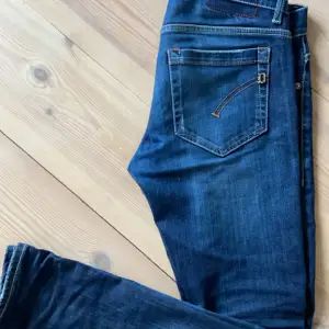Dondup george jeans, 31/32 Väldigt bra skick på byxorna och inga defekter, nypris 4000kr 
