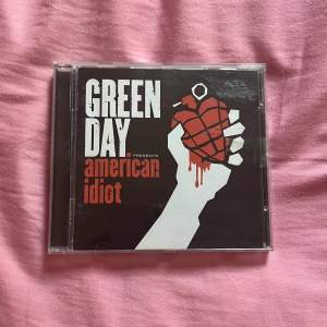 Green Day American Idiot album! Köpt för väldigt längesen så den har repor, se tredje bilden 🌟 Har inte använts på några år! 70 kr + frakt ✨