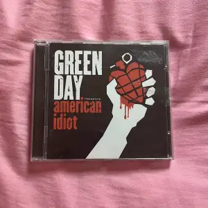Green Day American Idiot album! Köpt för väldigt längesen så den har repor, se tredje bilden 🌟 Har inte använts på några år! 70 kr + frakt ✨