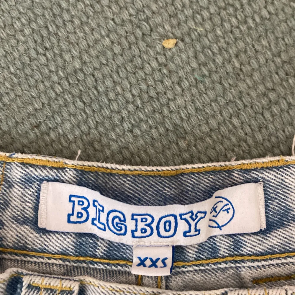 Säljer ett par xxs polar big boys som inte används längre, bra skick, gamla märket och inga stora skador. . Jeans & Byxor.