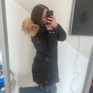 Hollies subway vinterjacka  - Hej! jag säljer nu min hollies subway jacka i storlek 34 (xs) för att jag har köpt ny jacka. Den är köpt 2022 för ungefär 4000kr. Vissa knappar har lossnat och fickorna inuti har det blivit hål i. Kom privat för mer bilder/information kan sänka pris🥰