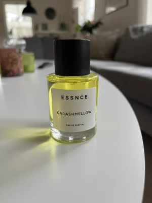 Carashmellow parfym  - Carashmellow parfym från ESSNCE💗bara sprutat ett sprut på armen och kände att den inte var nått för mig💗säljer för 350💗läs på andra och tredje bilden vad den doftar