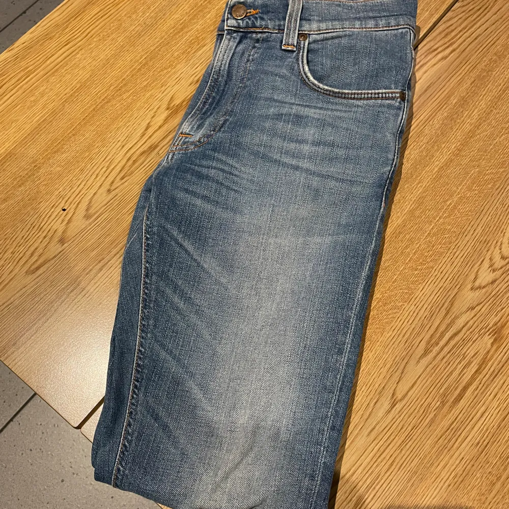 Säljer nu dessa feta jeans då dem inte kommer till användning mer. Storlek 30/32. Nypris cirka 1599🙌🏼. Jeans & Byxor.