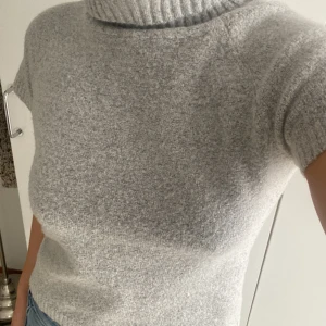 Grå stickad T-shirt  - Jätte fin men kommer inte till användning! Finns ingen lapp med storleken men skulle säga S/M