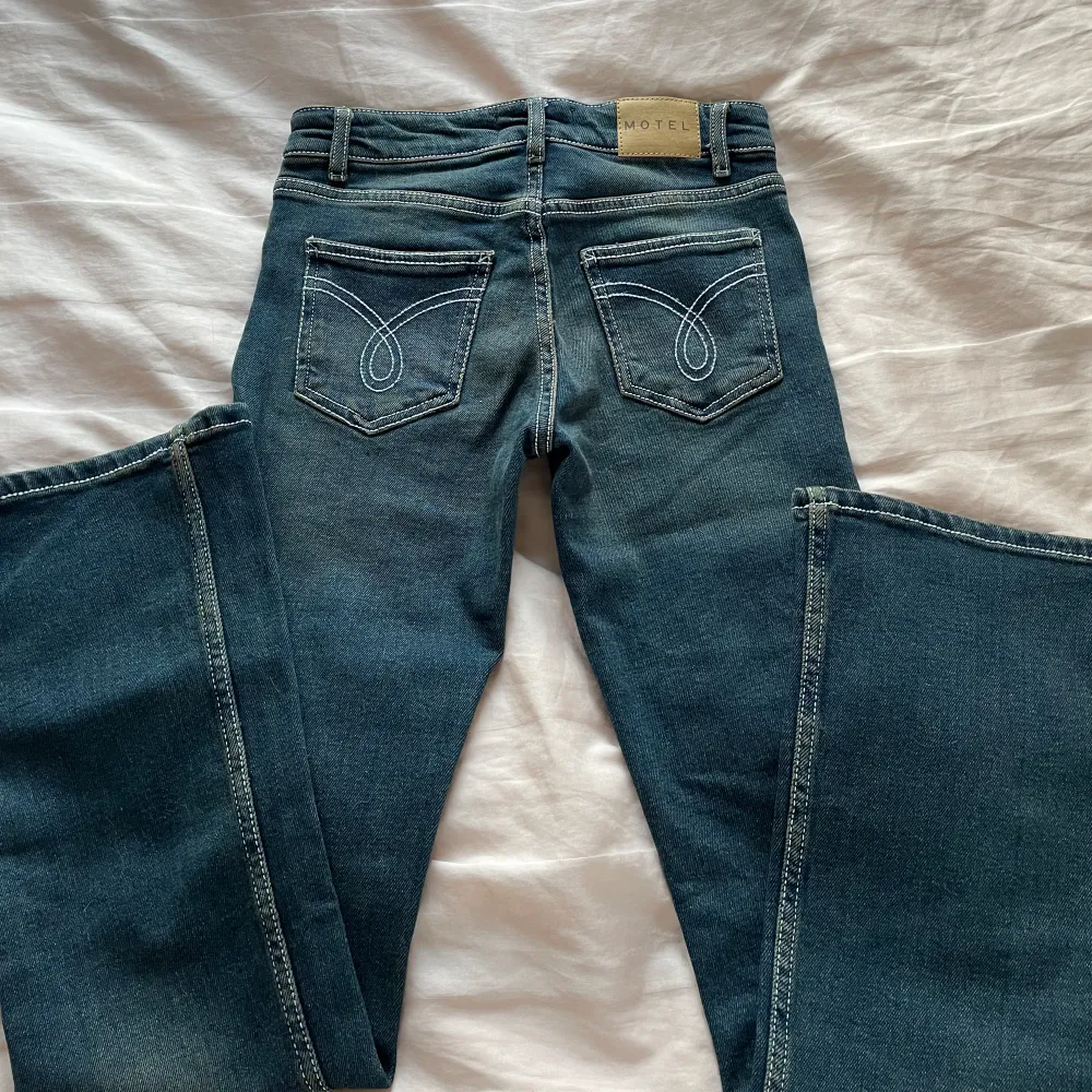Skitsnygga lågmidjade bootcut jeans från motelrocks i strl W24 L32. Använd fåtal gånger men säljer pga ej min stil. Köpt för 756kr men säljer för 500kr. . Jeans & Byxor.