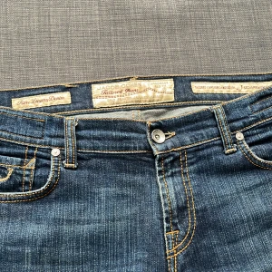 Jacob Cohën Jeans  - Säljer dessa asfeta Jacob Cohëns i gott skick! storlekW30(sitter som 30/32) skulle säga att passformen är slim/straight  Nypris ligger närmare 5000❌ Nu endast 749✅ Hör av er vid minsta funderingar☺️