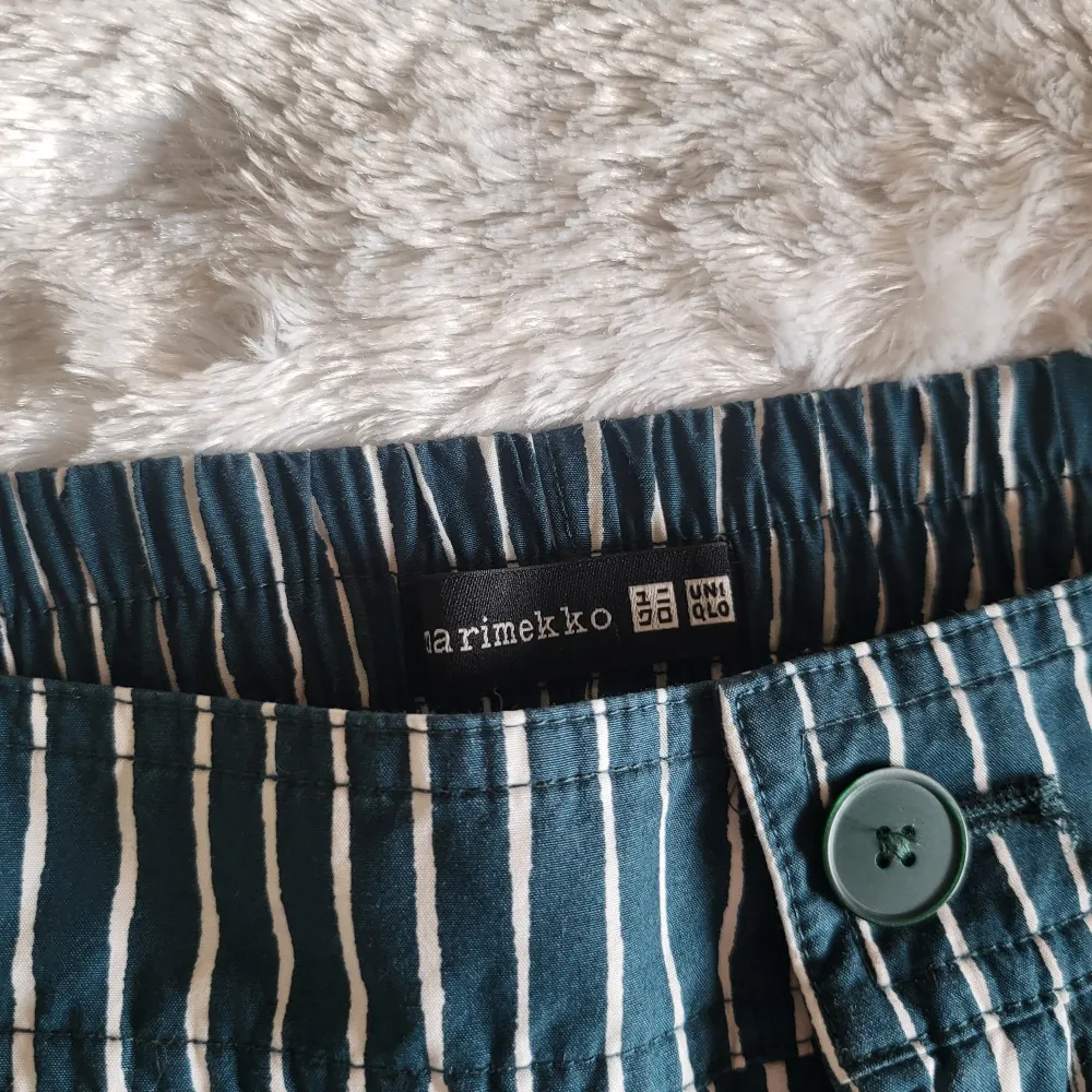 Randiga utsvängda gröna byxor i storlek S. Köpta från uniqlo. Marimekko. Använda en gång. . Jeans & Byxor.