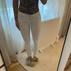 Lågmidjade jeans, storlek 36 helt nya. Skriv privat vid intresse🫶🏽