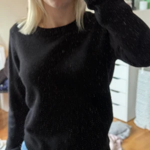 Svart stickad tröja - Svart stickad tröja ifrån vila, storlek M men sitter som en Xs-S 