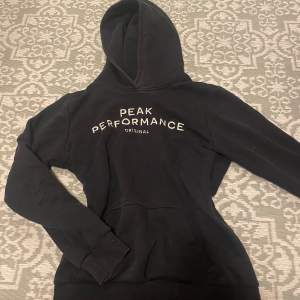 Säljer min gammla Peak hoodie, den är i storlek 160 men passar mig som är i storlek S, skulle säga att den passar som xs då den lite kort i armarna på mig🩷