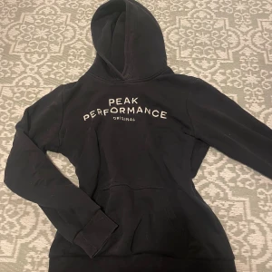 Peak performance hoodie - Säljer min gammla Peak hoodie, den är i storlek 160 men passar mig som är i storlek S, skulle säga att den passar som xs då den lite kort i armarna på mig🩷