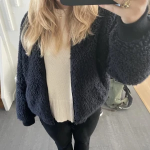 Svart Teddy jacka  - Säljer den här jätte fina svarta Levis Teddy jackan eftersom den är för liten för mig. Har köpt den här på Plick och det är lånade bilder 💕