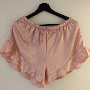 Set Satin pyjamas  - Helt ny pyjamas i satin. Storlek L men passar även M beroende på hur man vill att den sitter