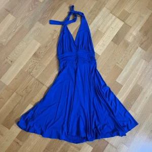 Halterneckklänning - Superfin halterneckklänning, skulle säga att den passar både S och m då den har justerbart band i nacken och bra stretch!