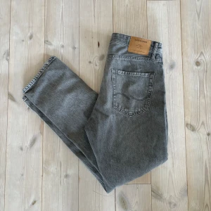 Jack & Jones jeans grå loose/chris - Hej!   Säljer mina Jack & Jones jeans då jag aldrig använder dom längre! Dom är rätt använda men fortfarande i bra skick. Storleken är W31 L32.  Nypris: 600kr Skick: 7/10  Har du frågor/funderingar är det bara att skicka ett meddelande!