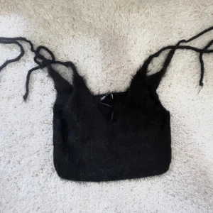 Topp från zara - Topp från zara i storlek M! Endast använd 2 gånger, inga skador eller märken finns! Kan postas eller mötas upp i Ängelholm 💕