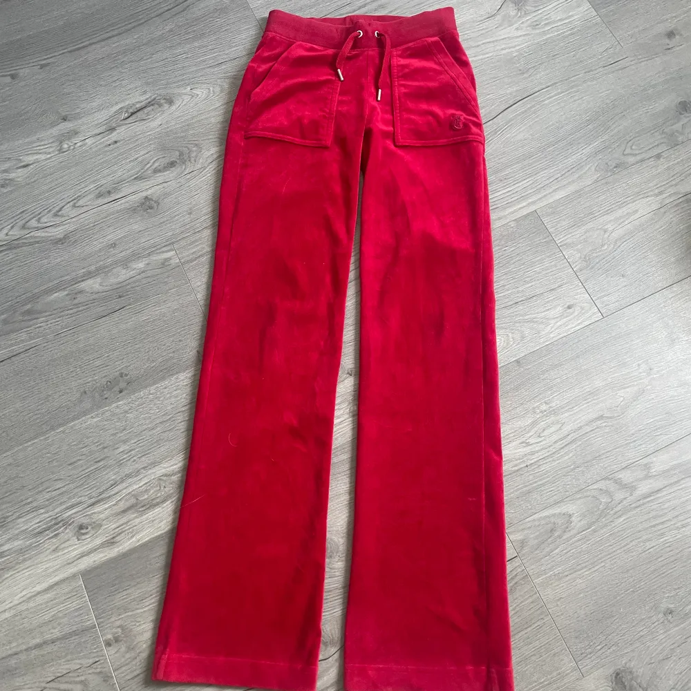  Jag vill byta min röda juicy byxor men kan även sälja de❤️De har blivit använda några gånger. Dom är i bra skick. ❤️. Jeans & Byxor.