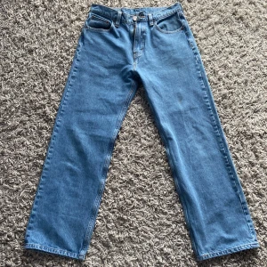 Levi’s Jeans - Hej! Säljer nu mina Levis jeans då de inte passar mig. Väldigt bra skick förutom en liten fläck på vänster sida över knät men den syns knappt med tanke på att den är  rätt så liten. Storleken är 29/32 men passar de flesta eftersom de är ganska baggy.